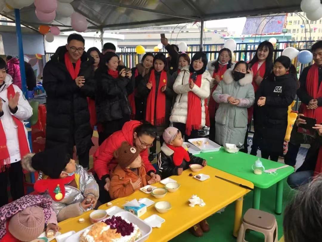 1720598237212 2020年1月13日,志愿服務(wù)隊和社會各界愛心人士為“口罩天使們”舉辦集體生日會