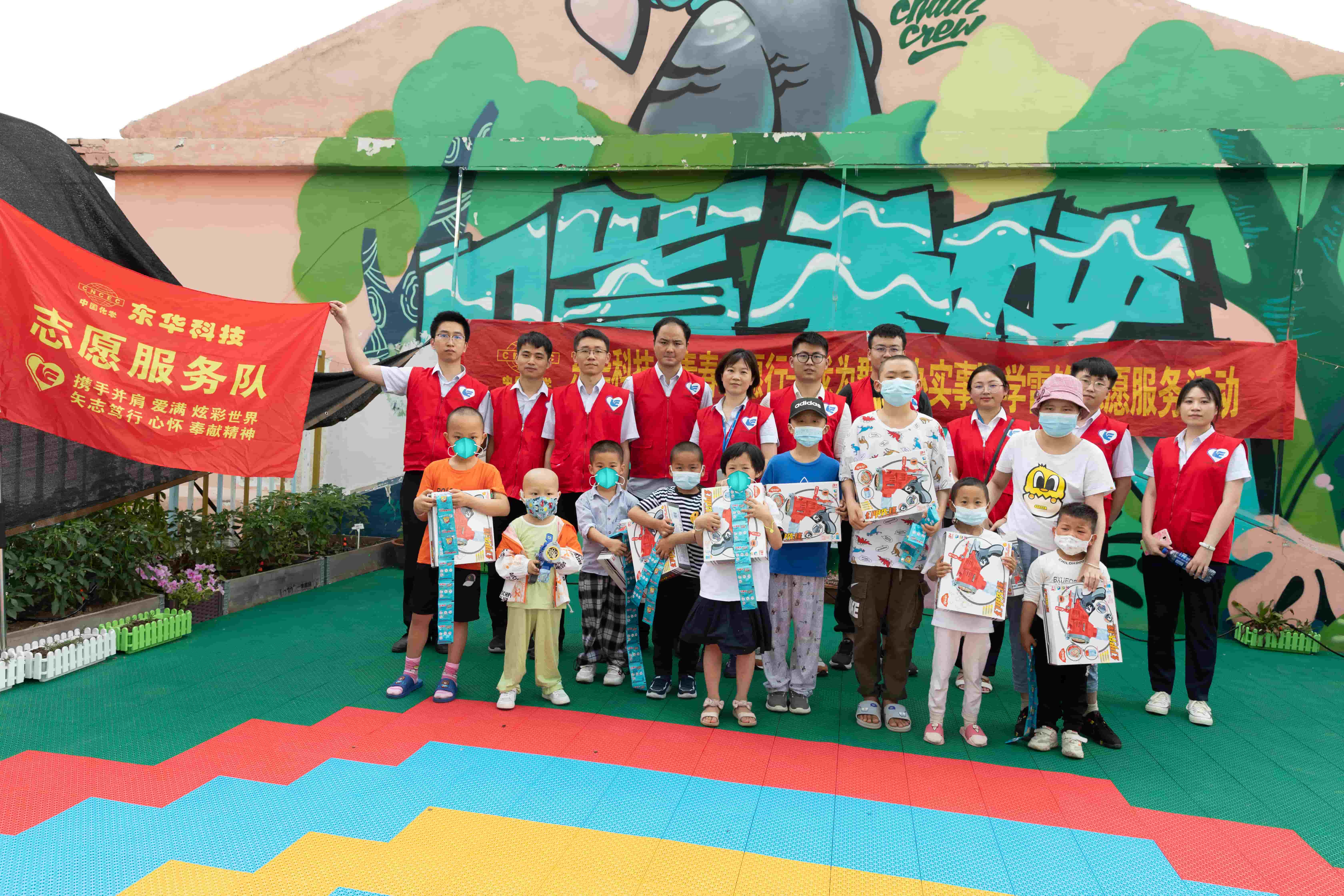 1720598381330 2021年6月1日,藍鴿志愿服務(wù)隊陪“口罩天使們”度過六一兒童節(jié)