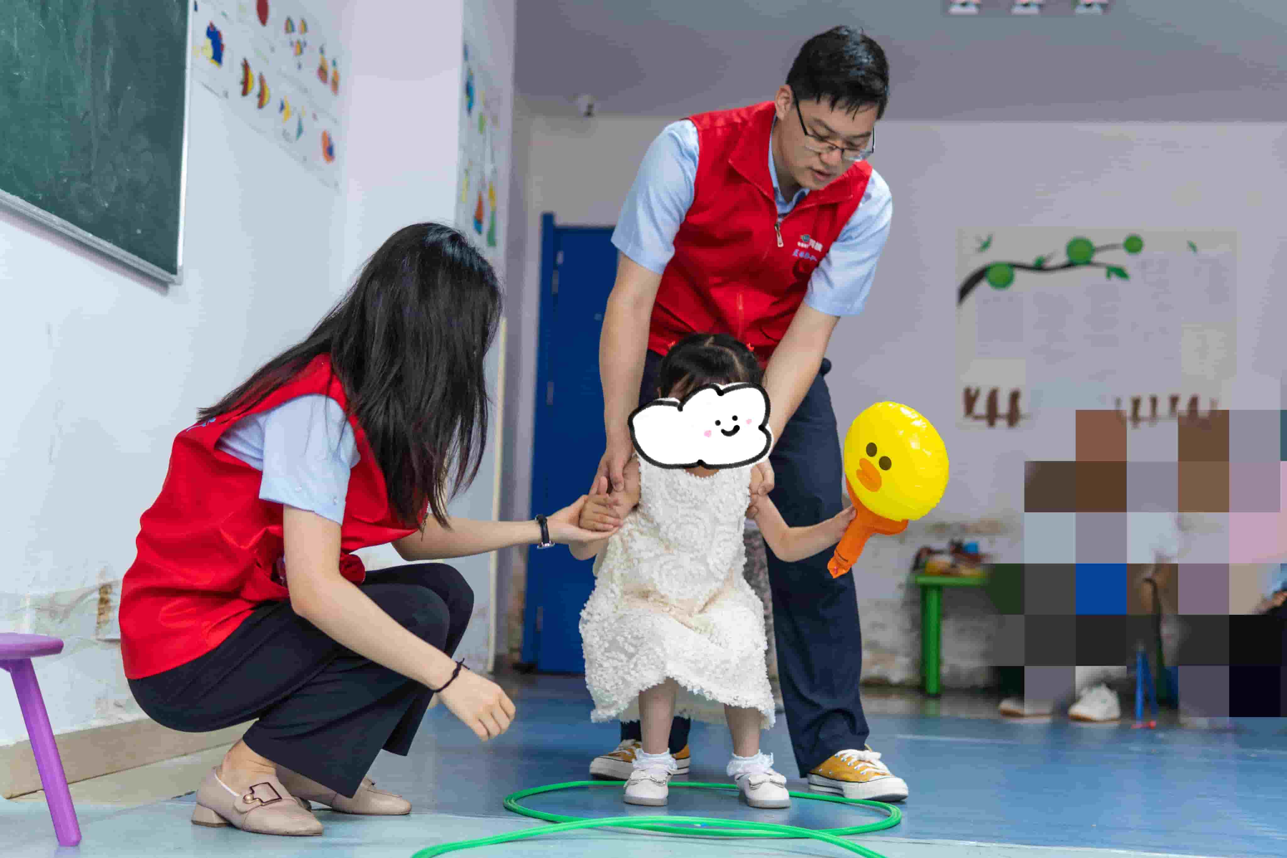 1720598530442 freecompress-2022年6月1日,藍(lán)鴿志愿服務(wù)隊與合肥思語兒童康復(fù)中心的孩子們一起歡度節(jié)日(2)