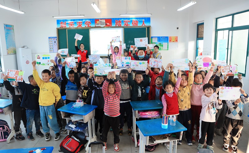 2021年11月5日，藍(lán)鴿志愿服務(wù)隊(duì)攜手安徽向日葵公益助學(xué)服務(wù)中心到大別山區(qū)開展公益助學(xué)活動(dòng)（1）