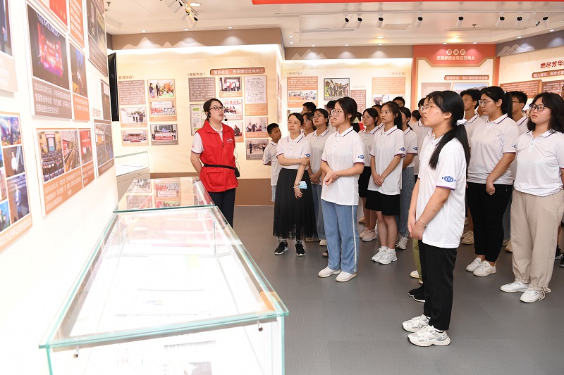 2022年8月13-14日，組織20余名革命老區(qū)優(yōu)秀中學(xué)生，走進(jìn)東華科技開展“致敬時(shí)代楷模，爭當(dāng)國之棟梁”的研學(xué)活動(dòng)，同時(shí)前往安徽名人館、安徽創(chuàng)新館參觀學(xué)習(xí)（1）