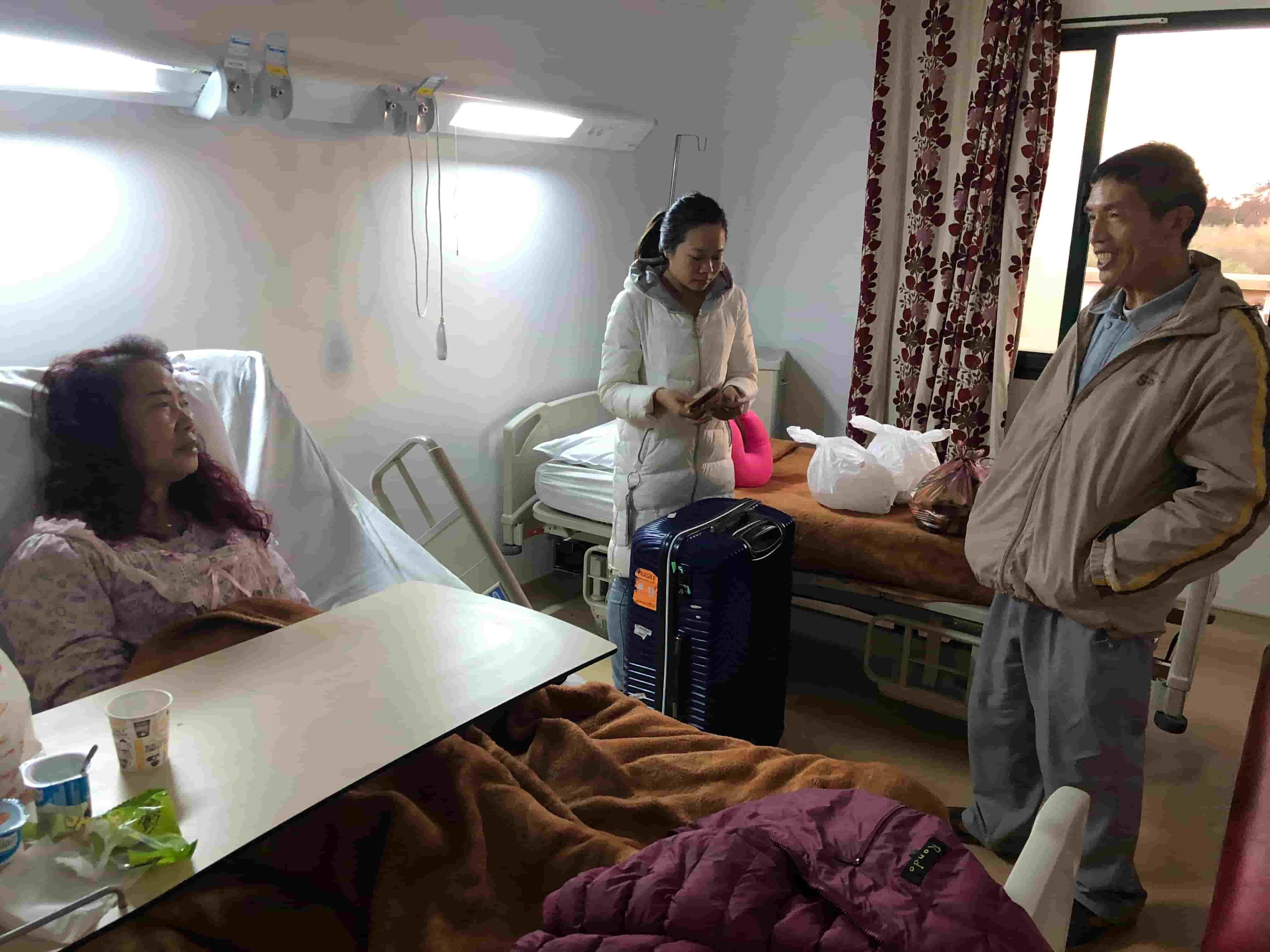 1720598875939 freecompress-2019年4月1日,東華科技突尼斯TSP項目部為中國老人提供現金和生活物資,并到醫(yī)院慰問